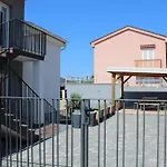 Mit Terrasse- Meerblick- Jacuzzi- Aussenpool By Interhome