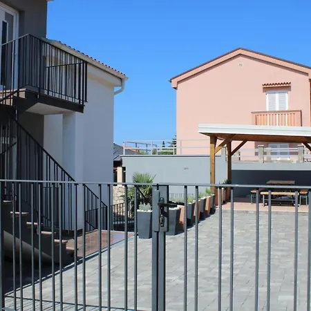 Mit Terrasse- Meerblick- Jacuzzi- Aussenpool By Interhome