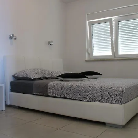 Apartment Mit Terrasse- Meerblick- Jacuzzi- Aussenpool By Interhome *