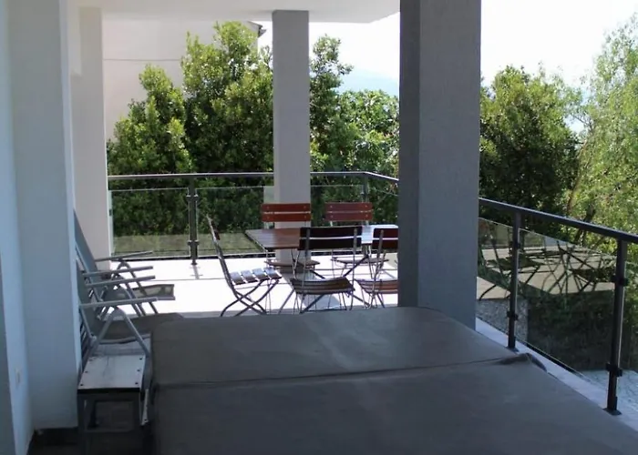 Apartment Mit Terrasse- Meerblick- Jacuzzi- Aussenpool By Interhome *