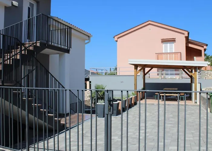 Mit Terrasse- Meerblick- Jacuzzi- Aussenpool By Interhome